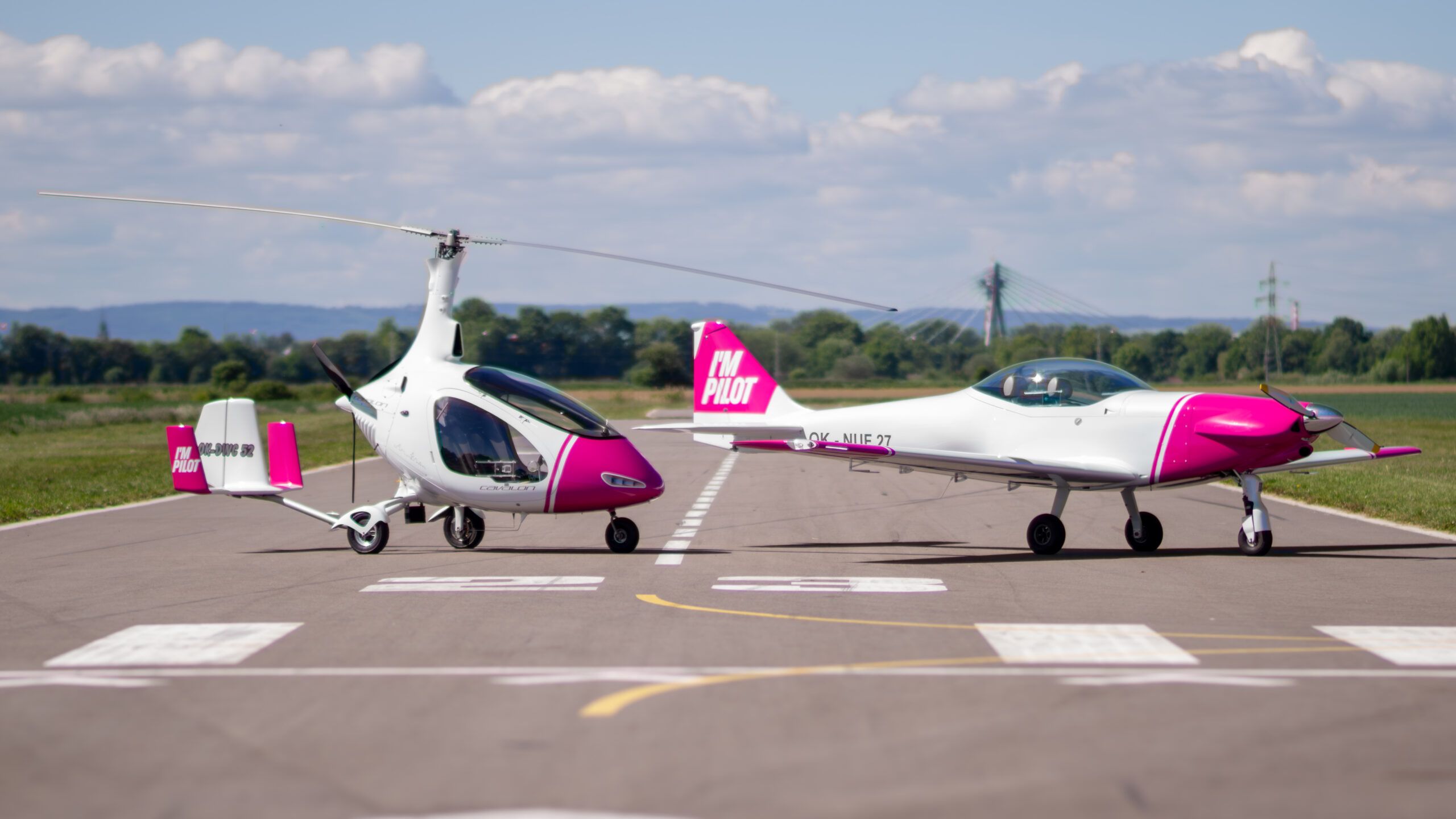 Vírník a letadlo I’m Pilot připravené na dráze
