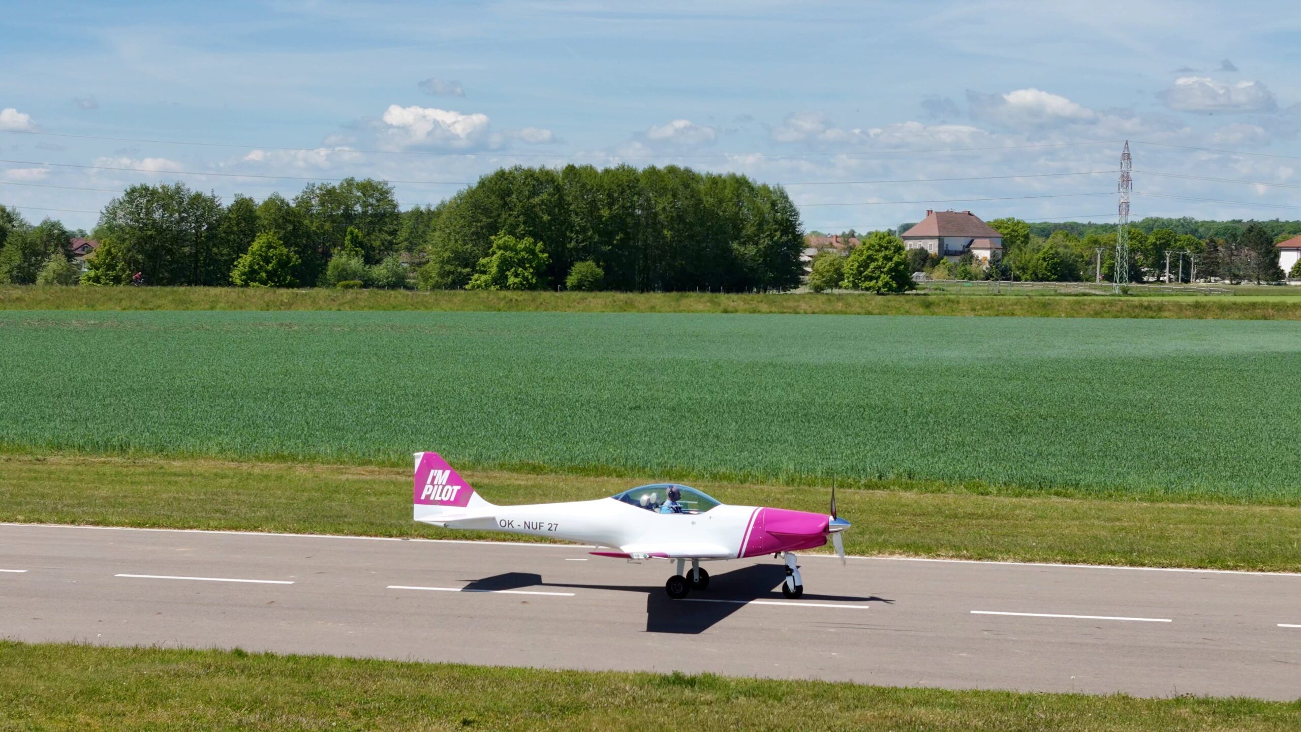 Ultralehké letadlo I’m Pilot na vzletové dráze v Kuněticích