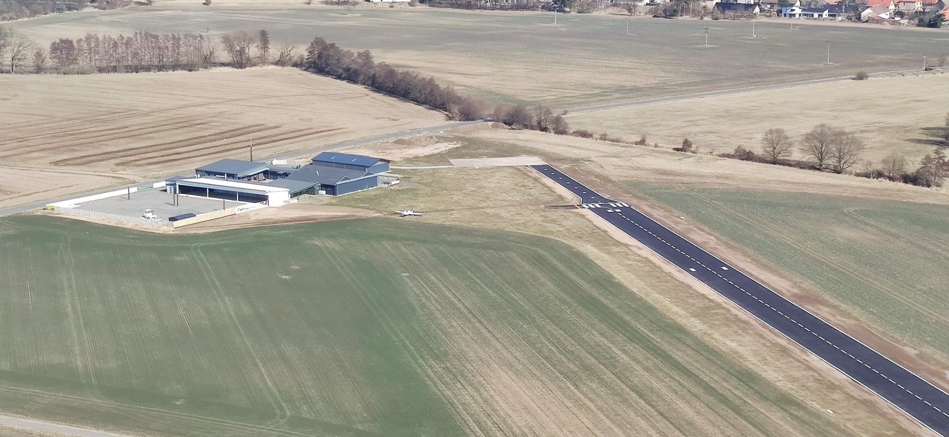 Letecký pohled na letiště Kunětice