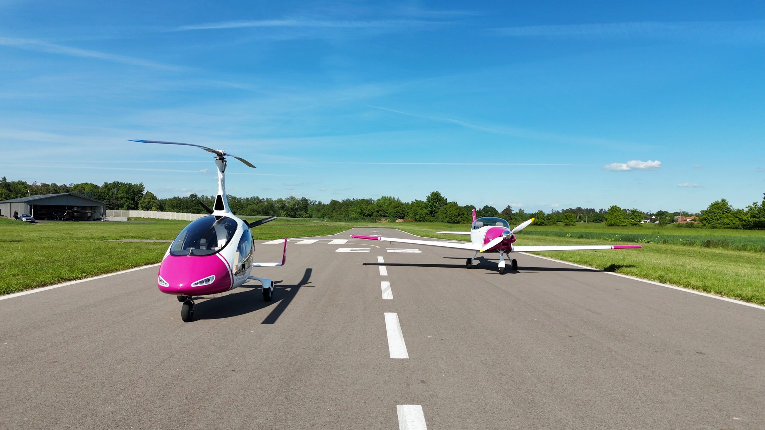 Vírník a letadlo I’m Pilot připravené na dráze letiště Kunětice