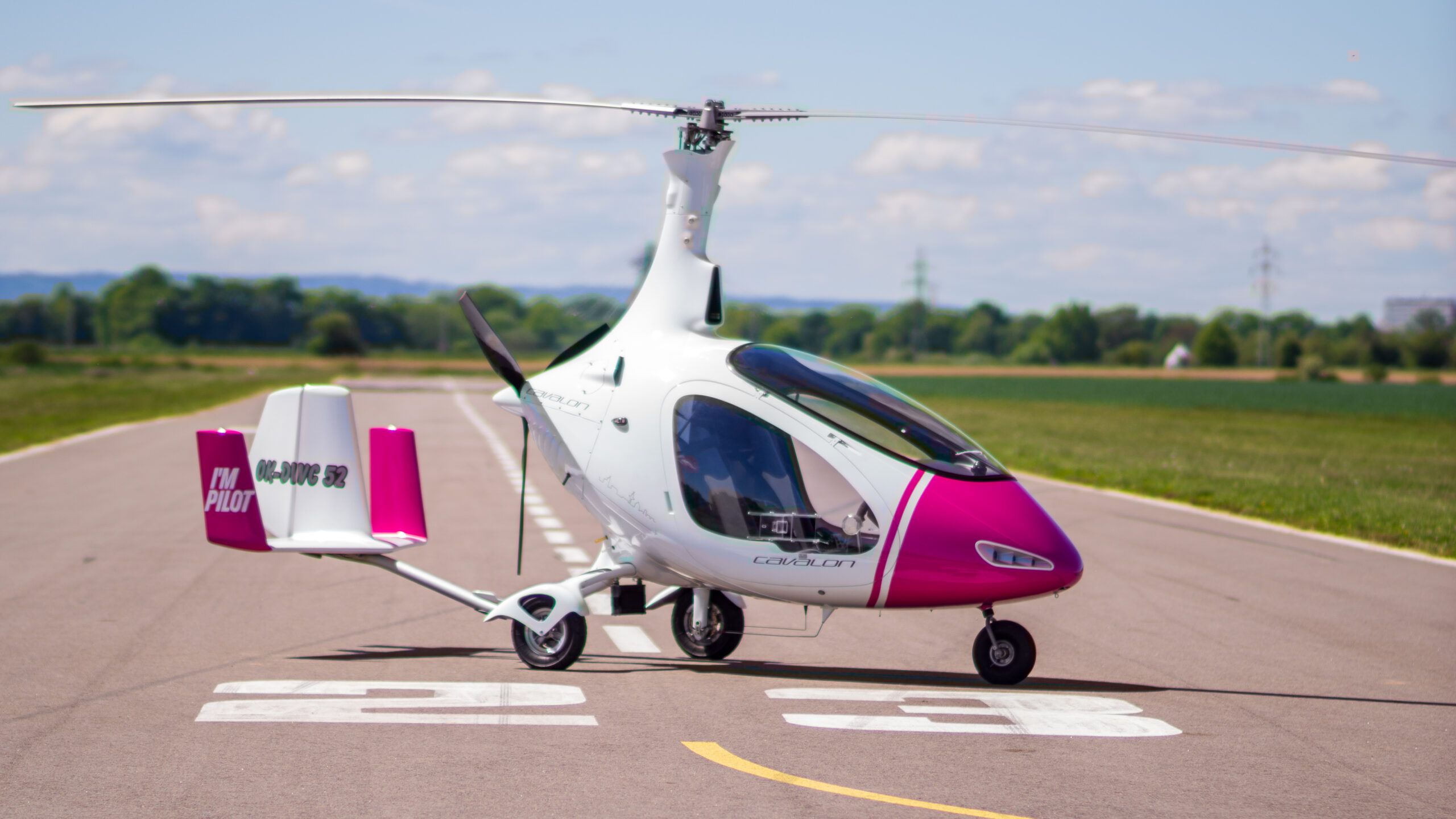 Vírník AutoGyro Cavalon v barvách I’m Pilot na letišti